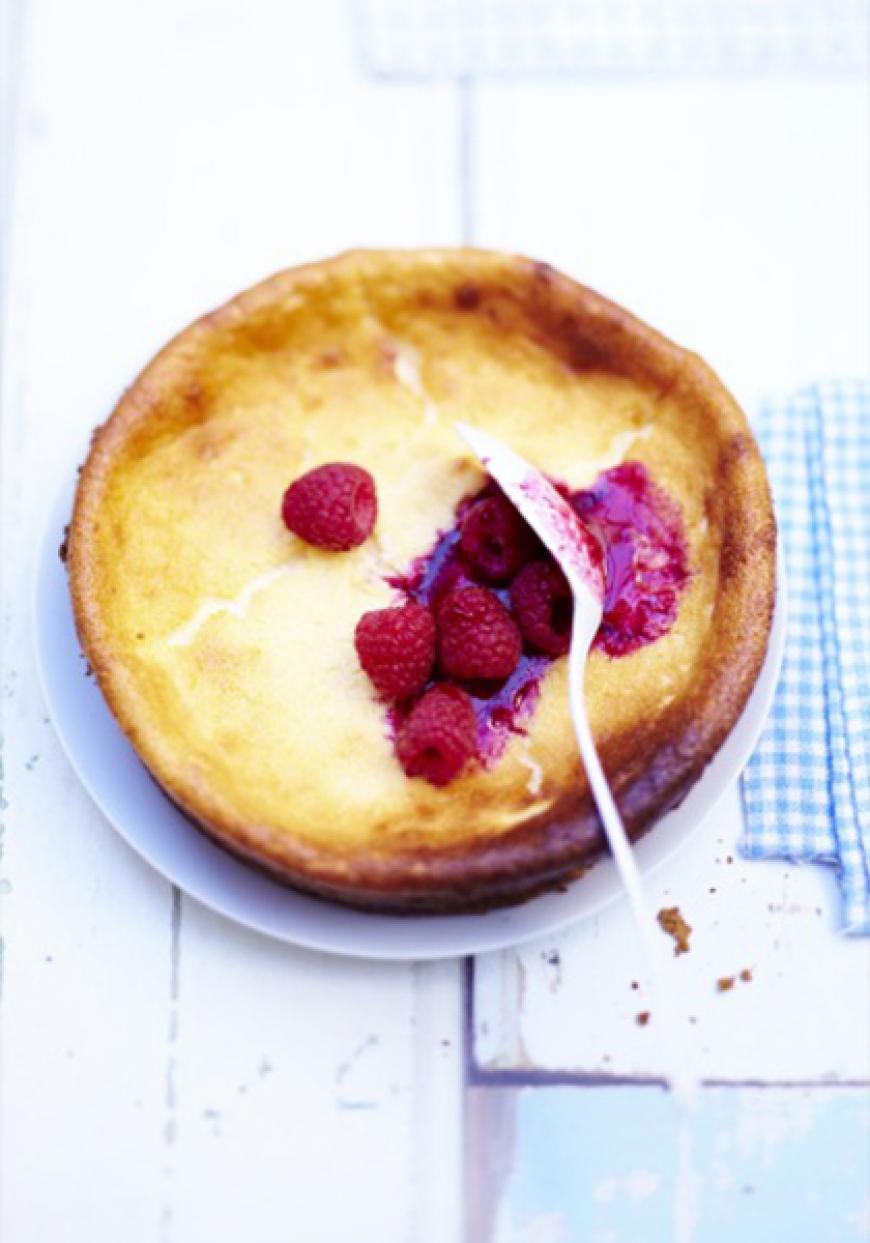 Gâteau au fromage blanc et coulis de framboises